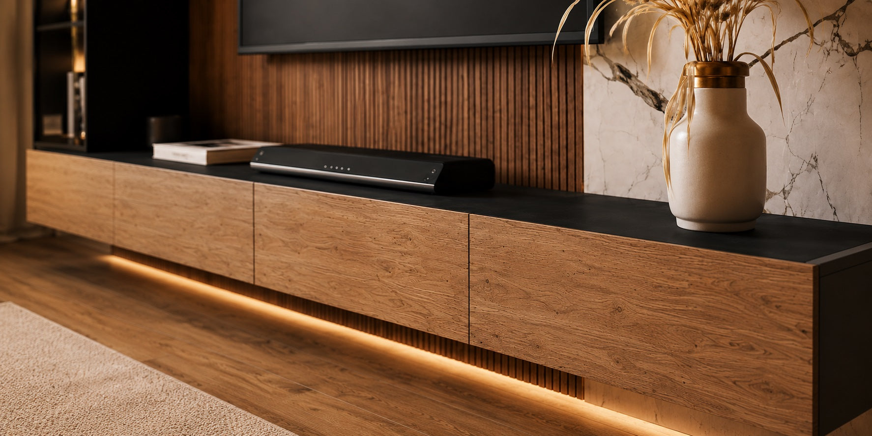 Meuble TV suspendu en bois avec éclairage LED dans salon moderne haut de gamme