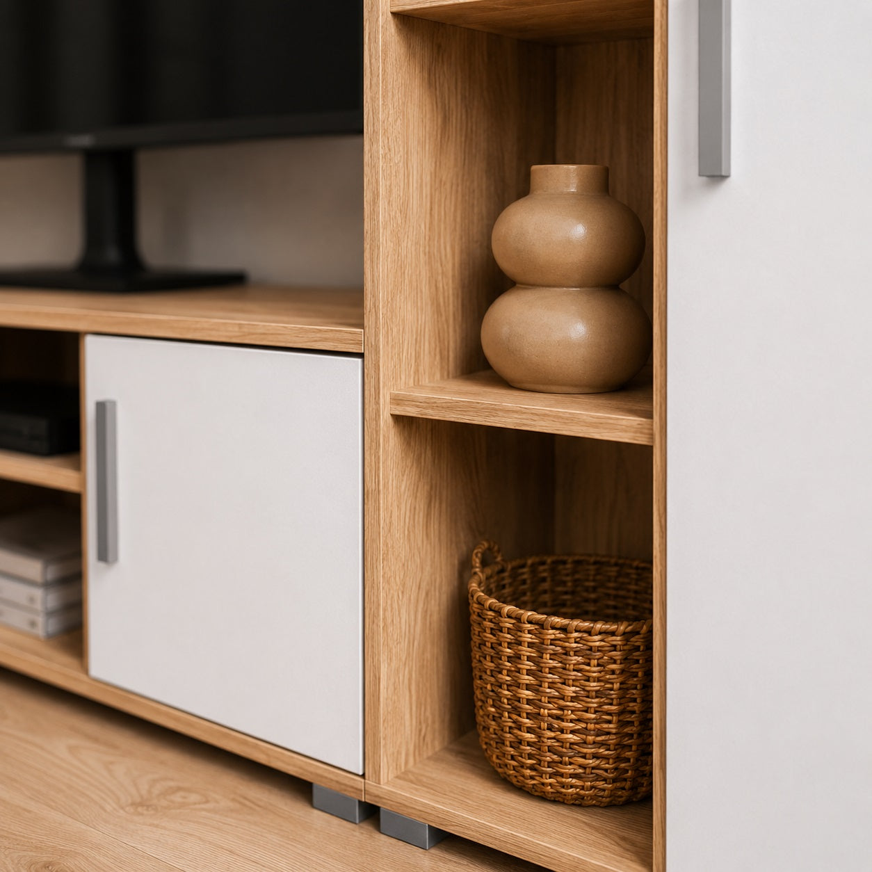 Détail d’un meuble TV bibliothèque en bois avec niches ouvertes et rangements fermés modernes