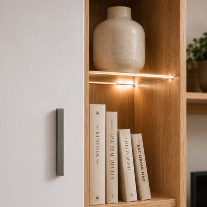 Étagère éclairée d’un meuble TV bibliothèque en bois blanc avec rangement et décoration contemporaine
