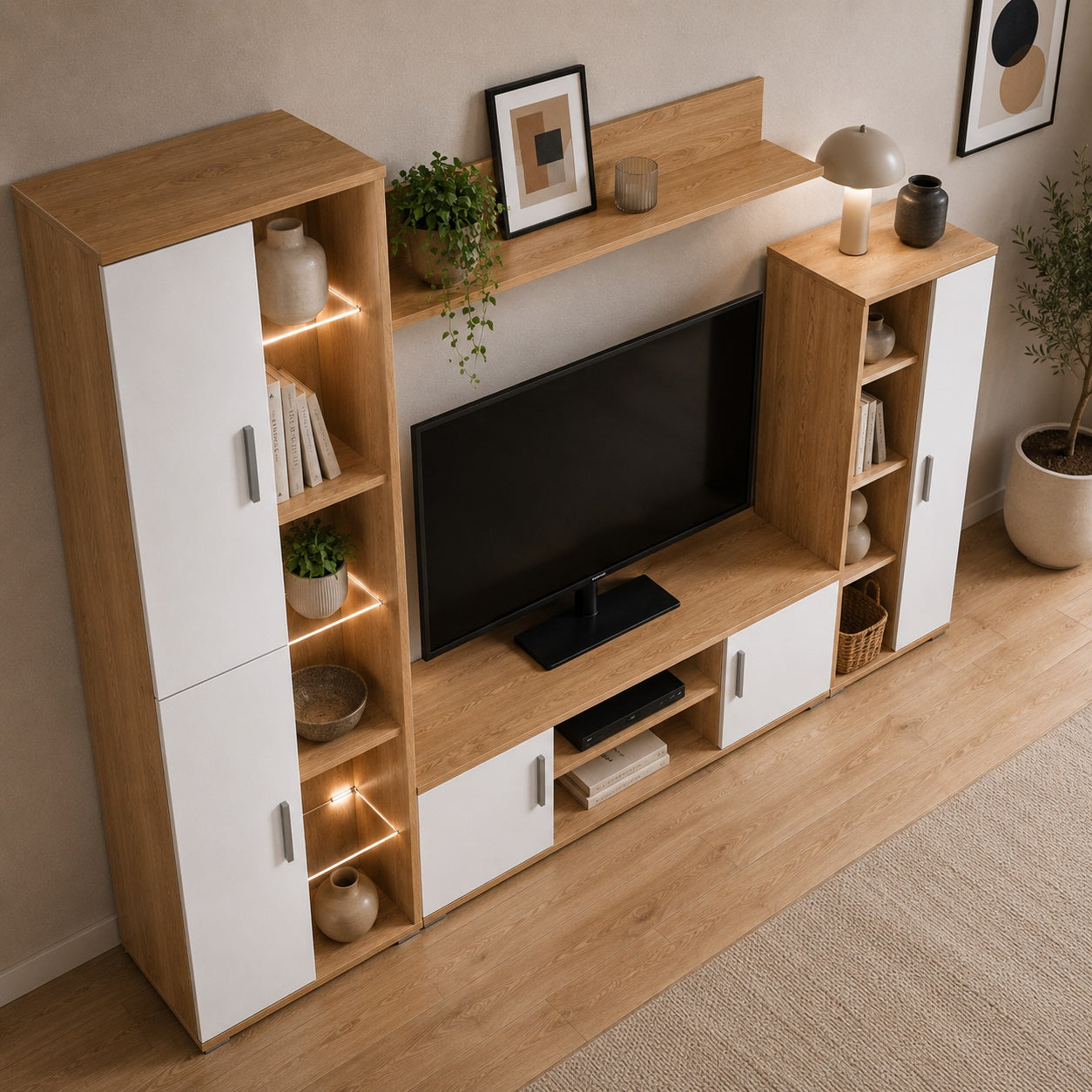 Vue plongeante d’un meuble TV bibliothèque en bois blanc avec étagères LED et grands rangements