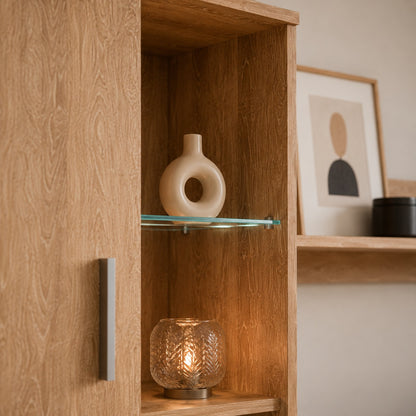 Détail du meuble tv bibliothèque en bois avec étagères décoratives et éclairage d’ambiance élégant.