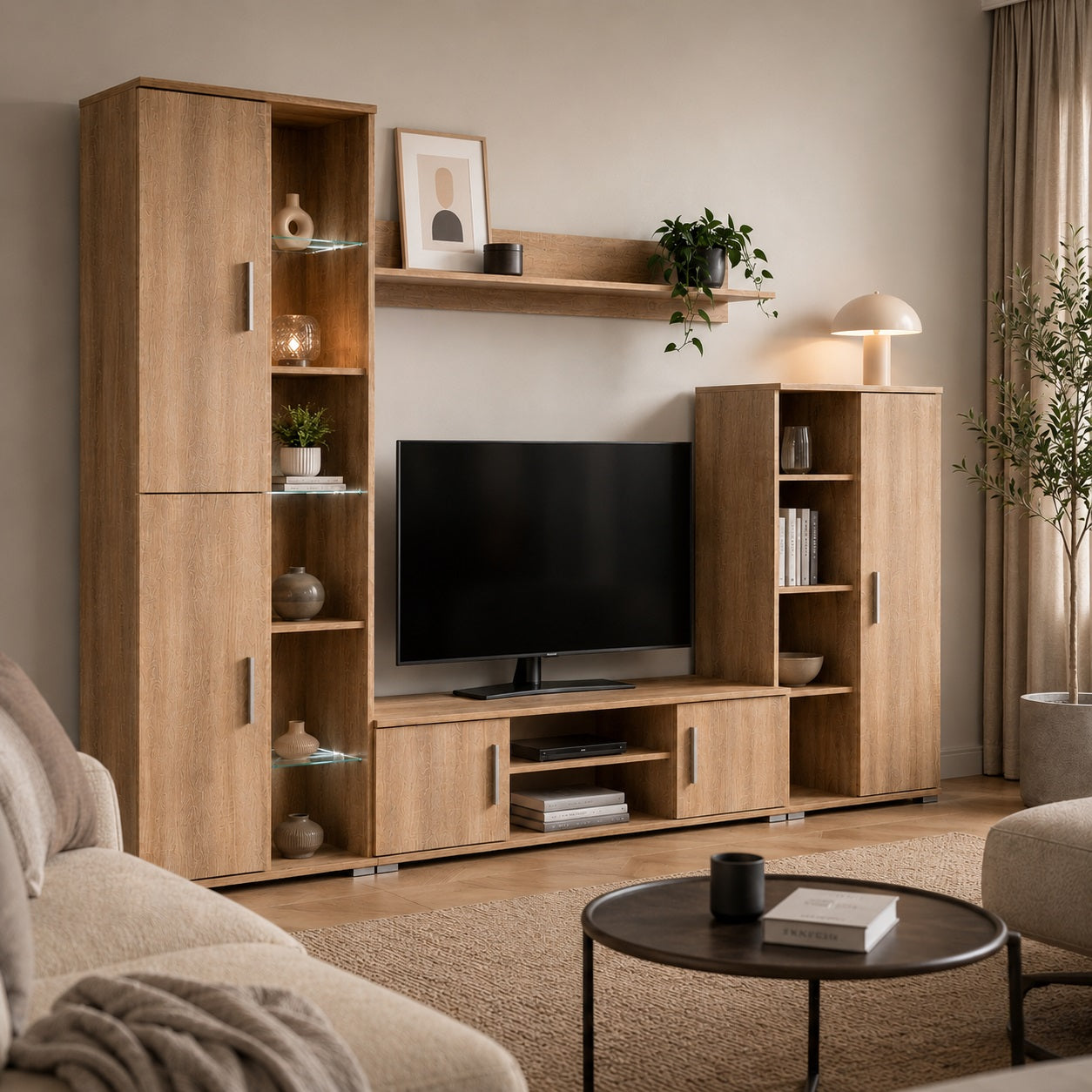 Meuble TV bibliothèque en bois installé dans un salon contemporain avec rangements et étagères