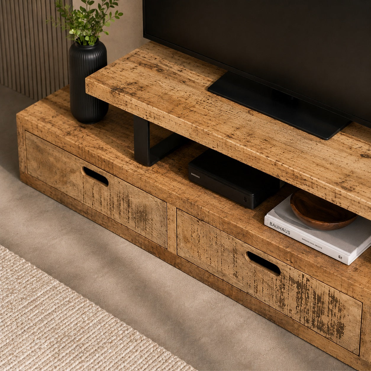 Meuble TV en bois design Java avec espace multimédia et plateau surélevé en métal noir
