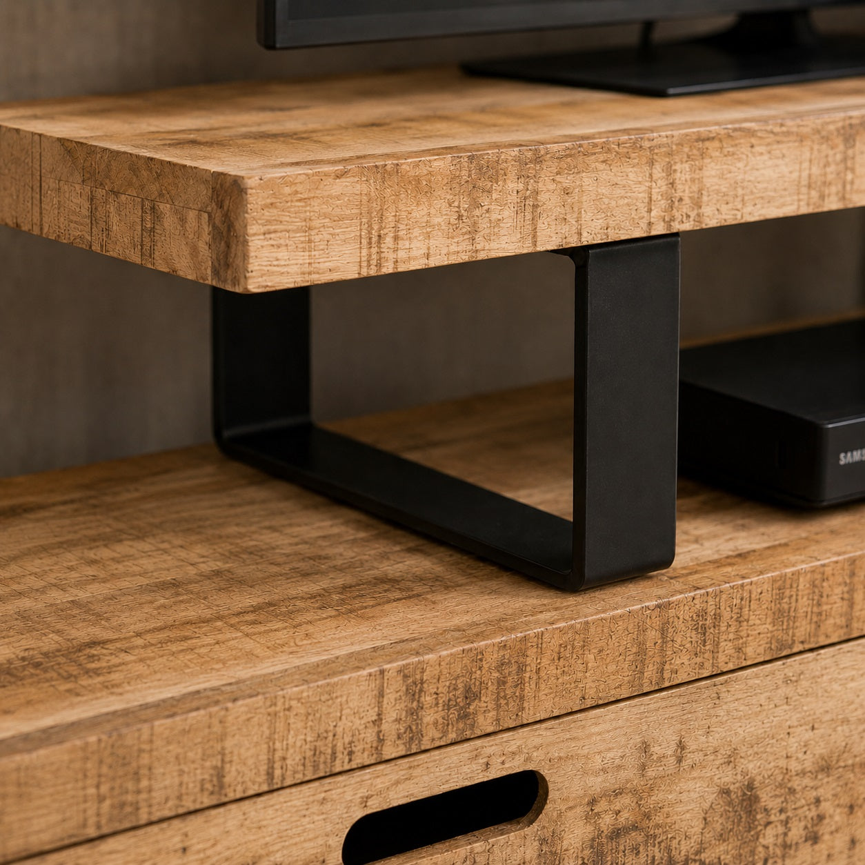 Gros plan sur la structure du meuble TV en bois design Java et son support métallique noir