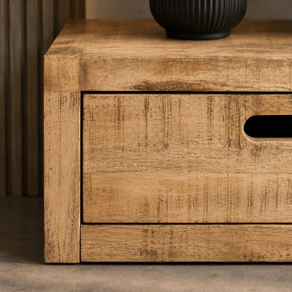 Détail du meuble TV en bois design Java avec texture de bois manguier et rangements pratiques
