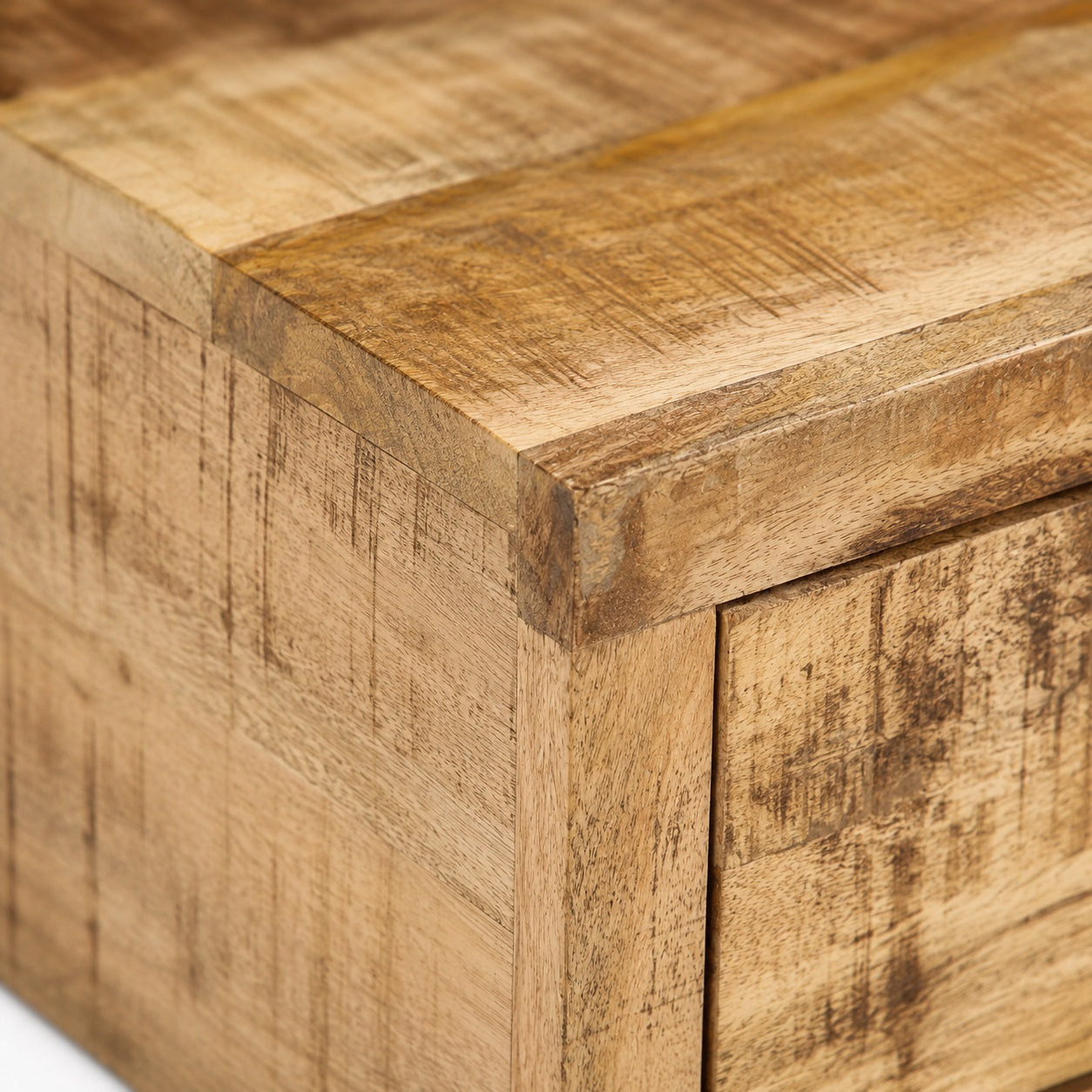 Détail du meuble TV en bois design Java avec finition en bois de manguier massif et texture authentique