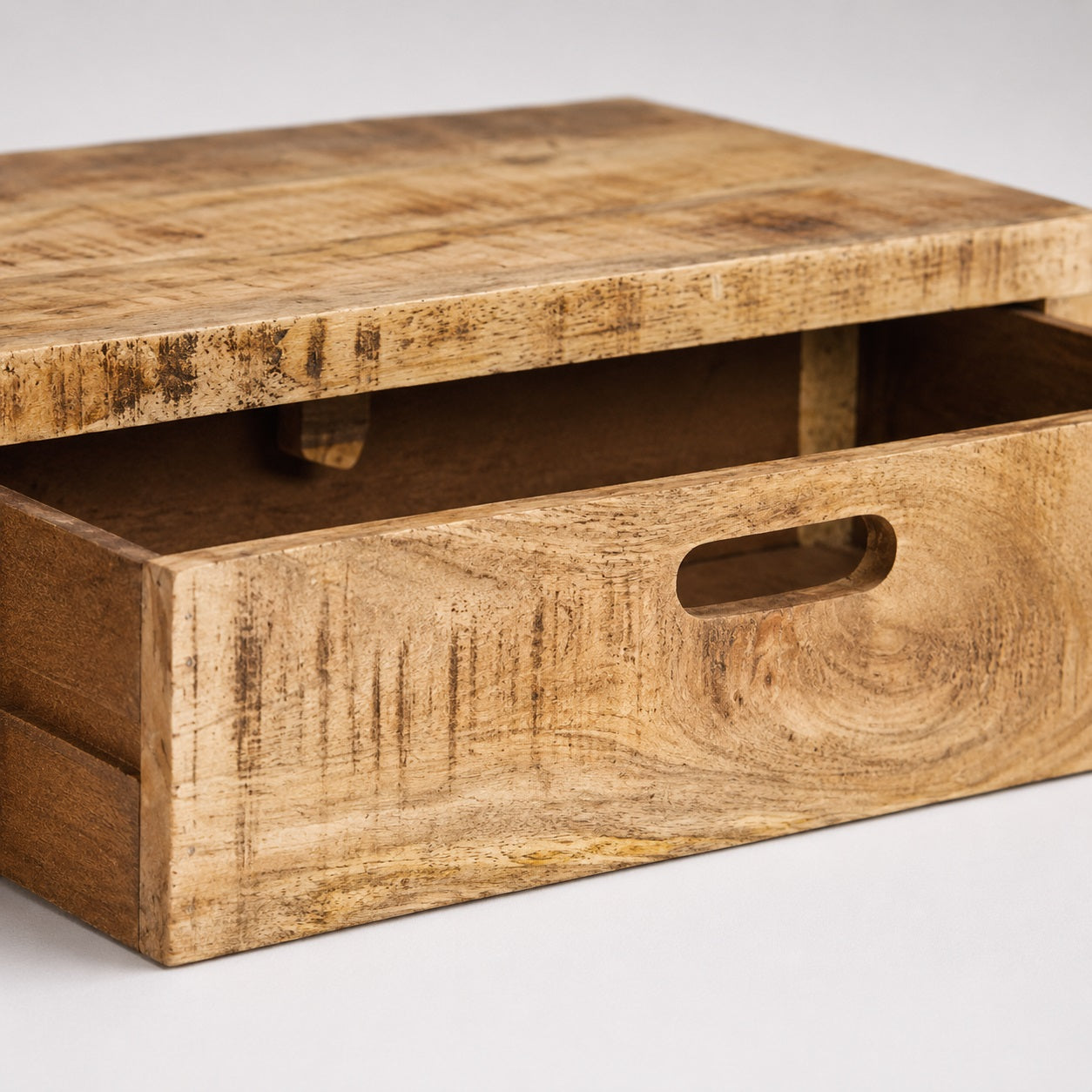 Gros plan sur le tiroir du meuble TV en bois design Java avec finition artisanale en manguier