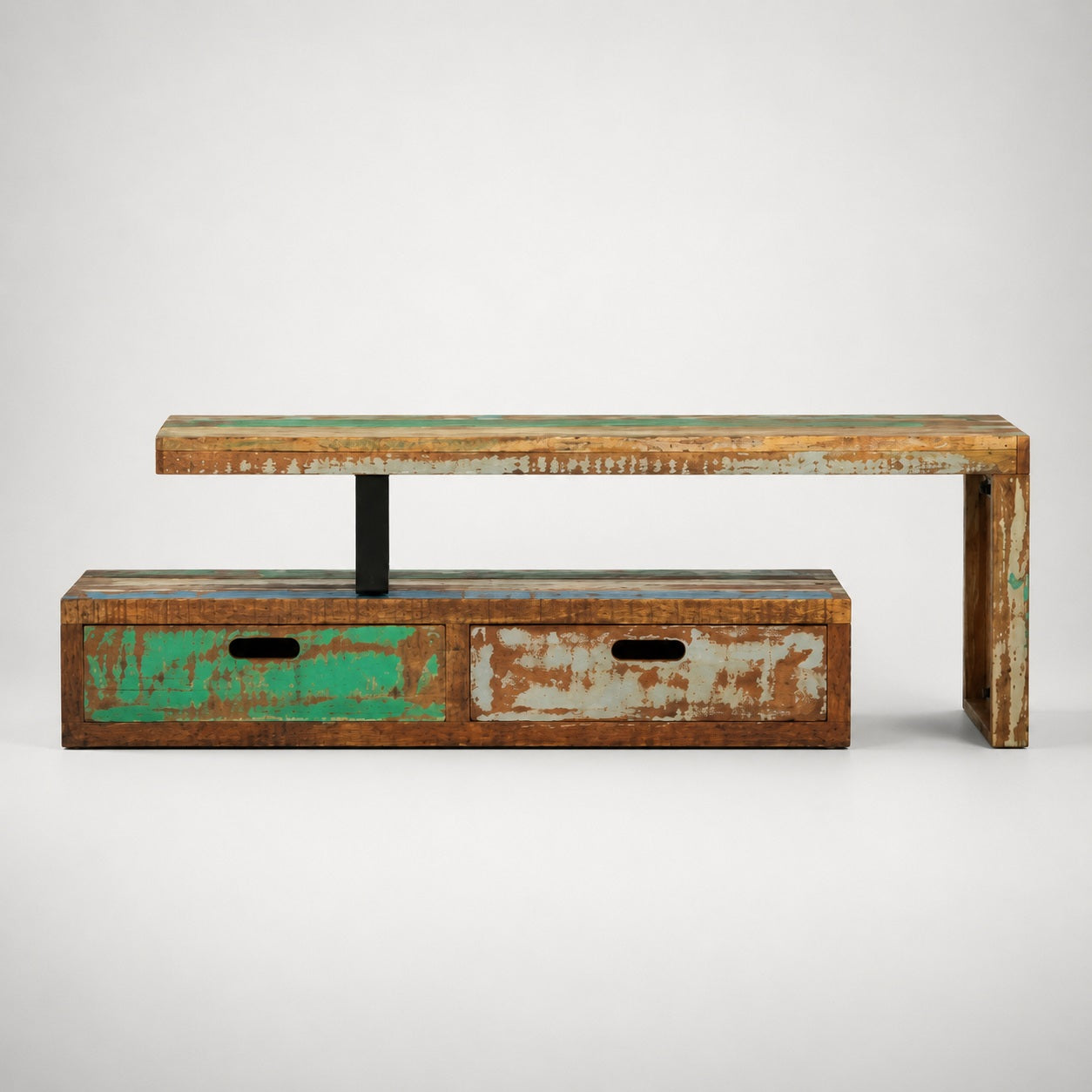 Vue de face du meuble TV en bois design Java en bois recyclé avec rangements et caractère unique