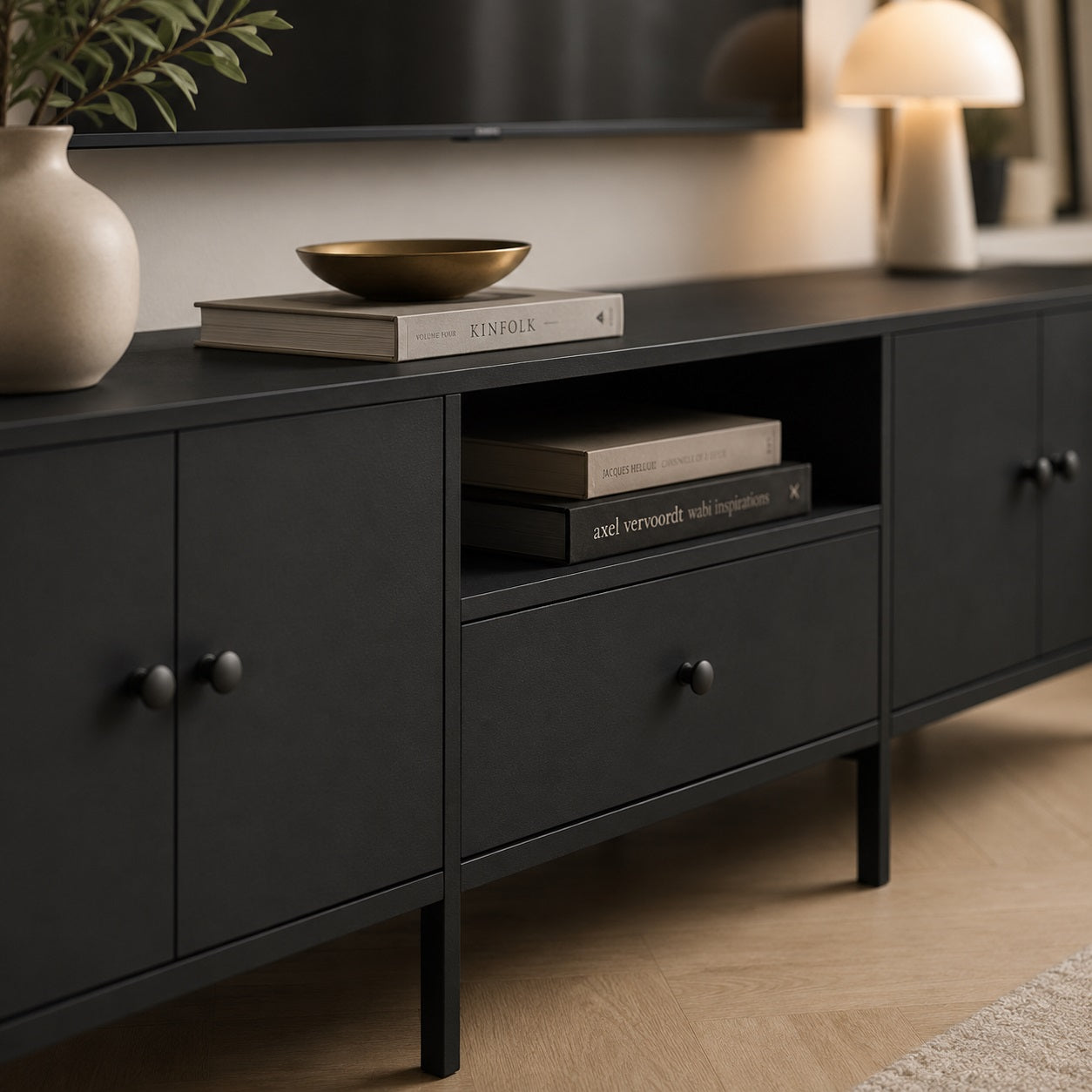 Détail d’un meuble TV moderne avec rangement noir, niche ouverte et tiroir pratique