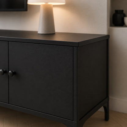 Gros plan sur meuble TV moderne noir avec rangement et finition élégante contemporaine
