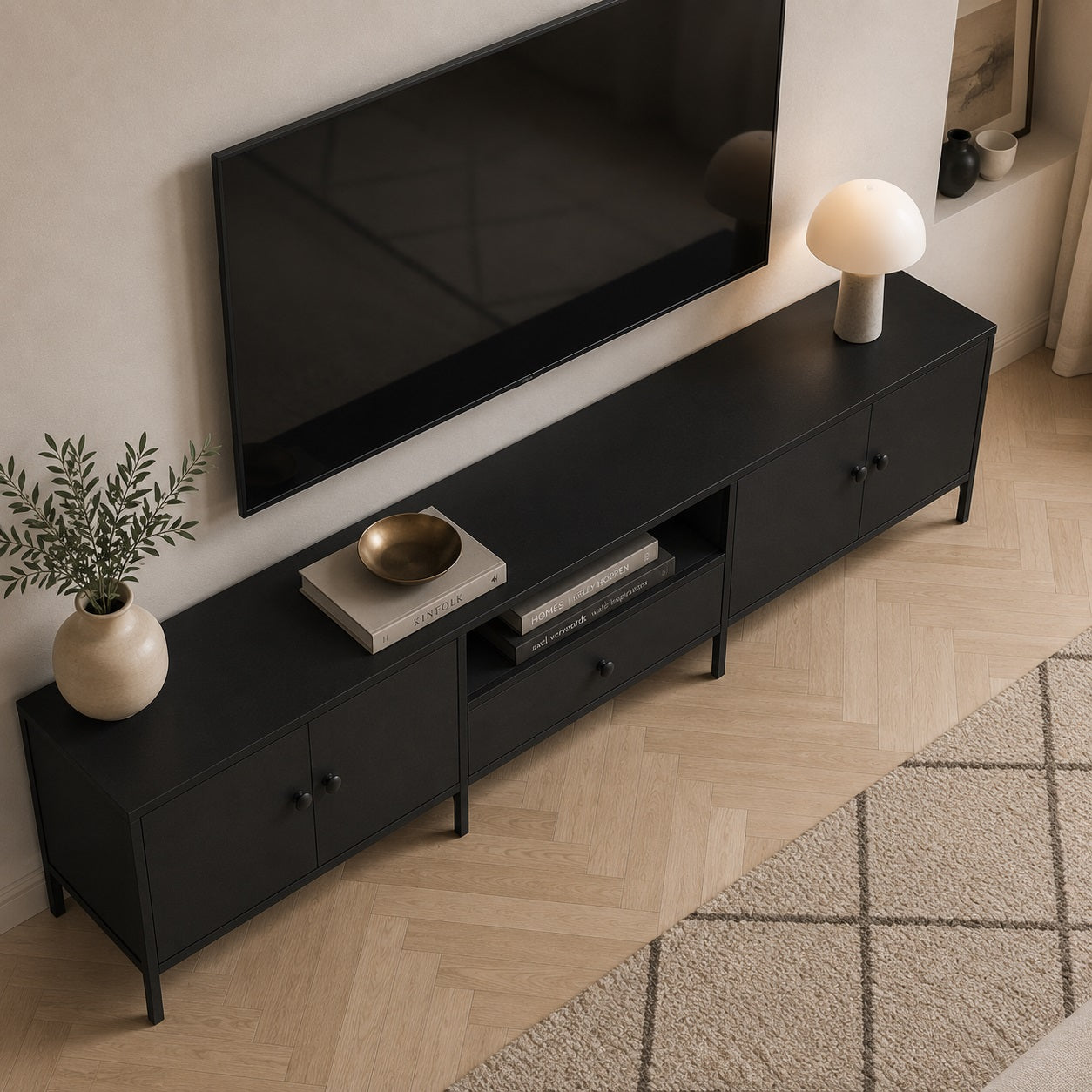 Vue plongeante d’un meuble TV moderne avec rangement noir dans un intérieur raffiné