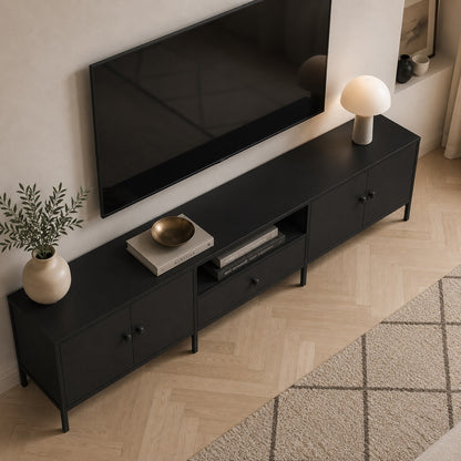 Vue plongeante d’un meuble TV moderne avec rangement noir dans un intérieur raffiné