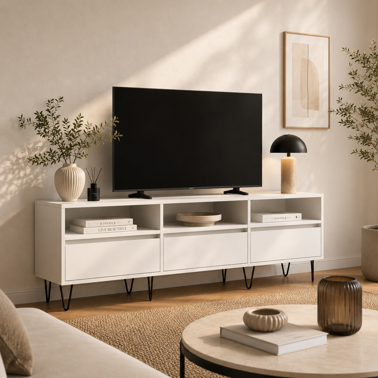 Meuble TV moderne blanc avec rangement dans salon contemporain lumineux et élégant