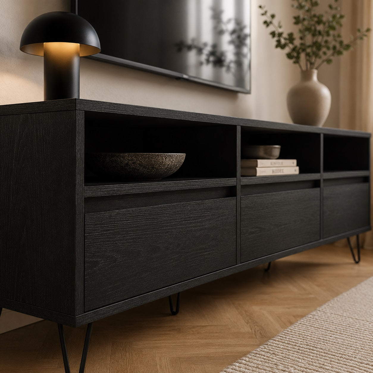 Meuble TV moderne noir avec rangement, finition bois texturée et niches ouvertes élégantes