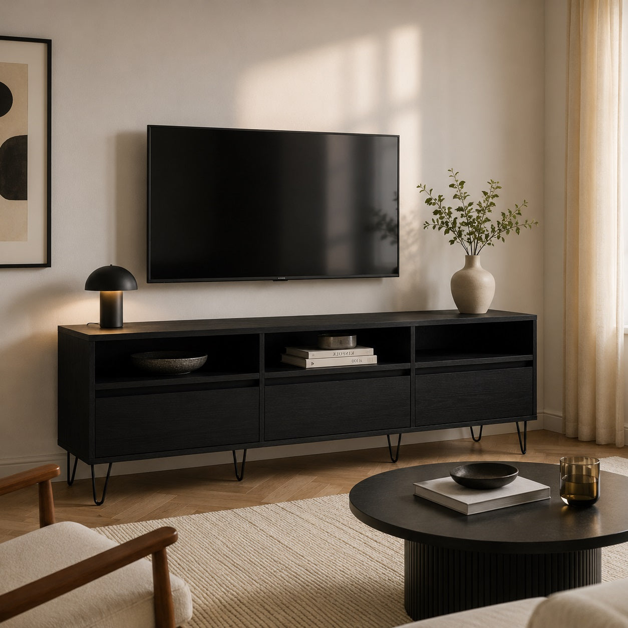 Meuble TV moderne noir avec rangement dans salon élégant au style minimaliste