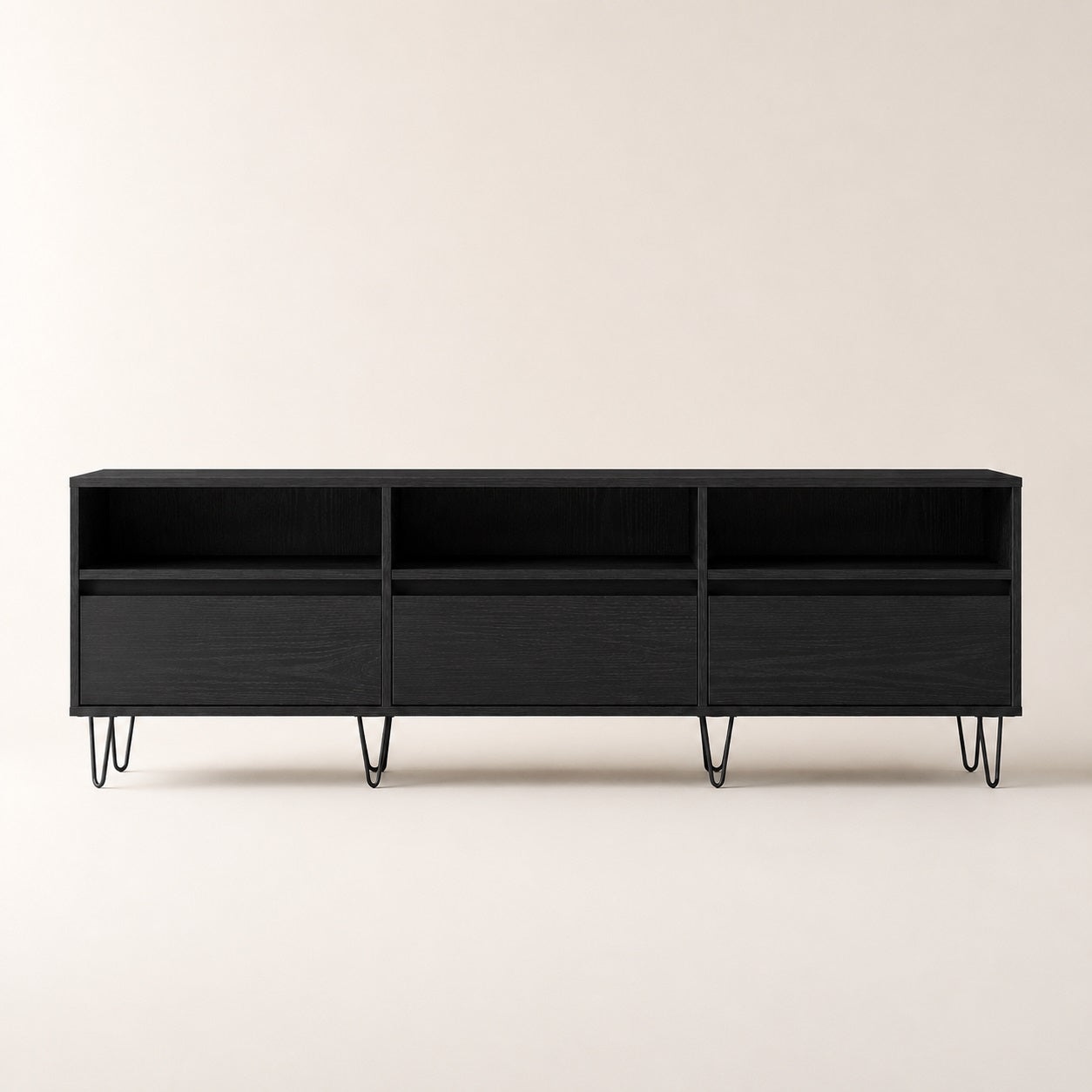 Vue de face d’un meuble TV moderne noir avec rangement et trois compartiments ouverts
