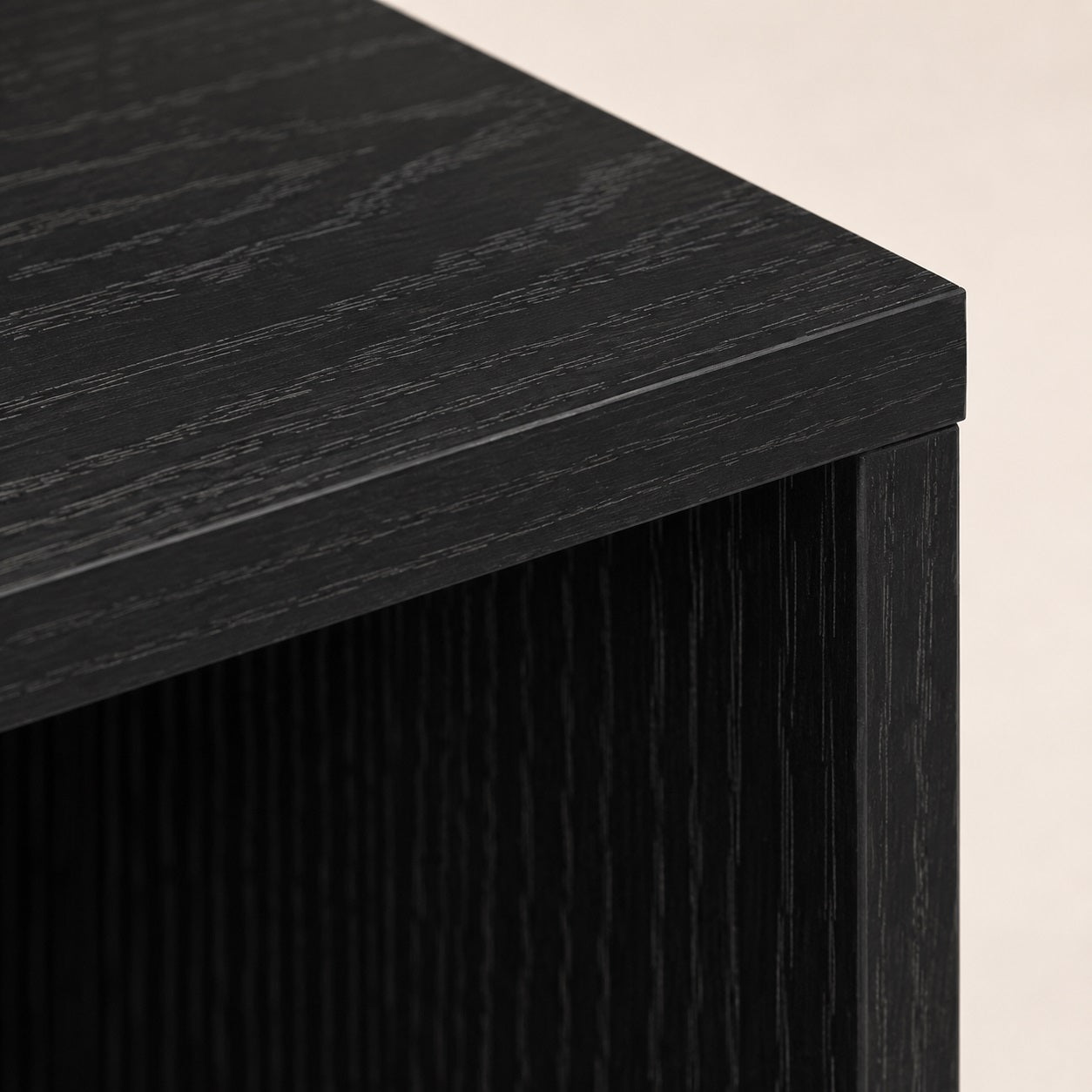 Zoom sur la finition bois noir d’un meuble TV moderne avec rangement élégant