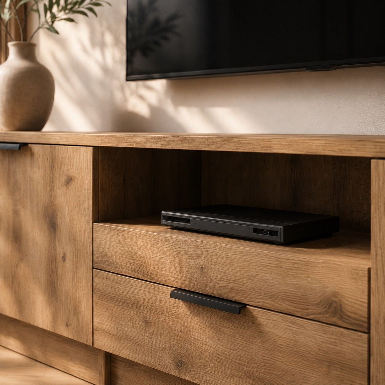 Meuble TV bois Kano avec rangement multimédia ouvert et tiroir central pratique.