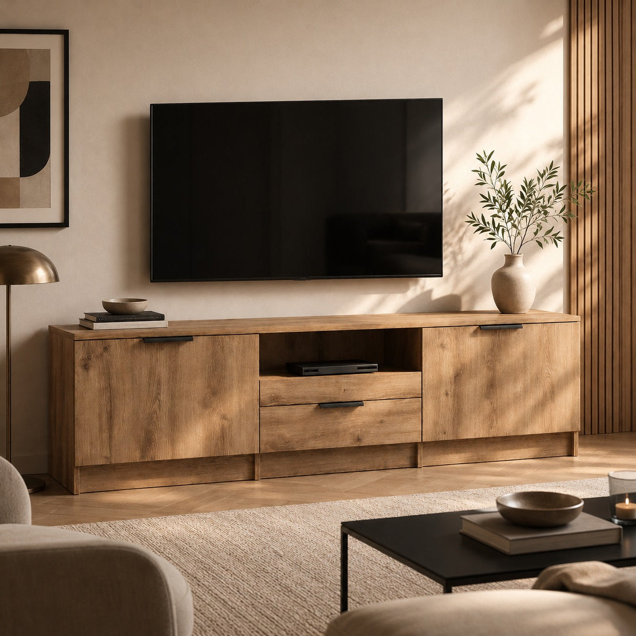 Meuble TV bois avec rangement Kano dans un salon moderne, finition chêne artisanal chaleureuse.