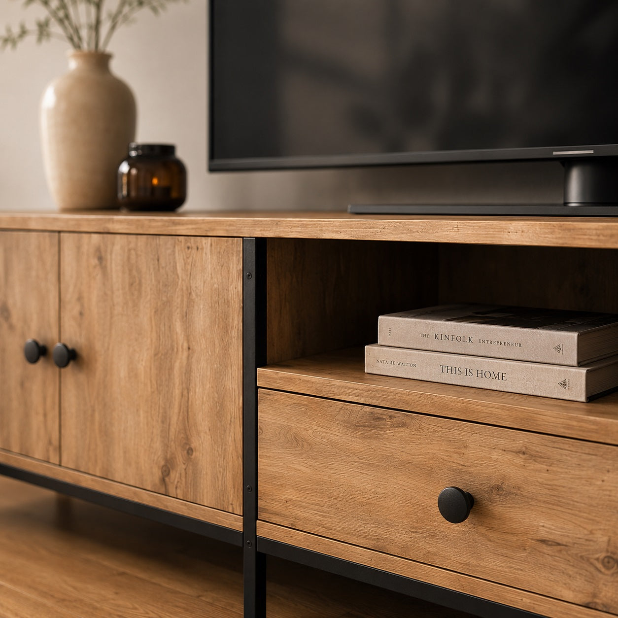Détail du meuble TV en bois avec rangement, niche ouverte et tiroir central pratique