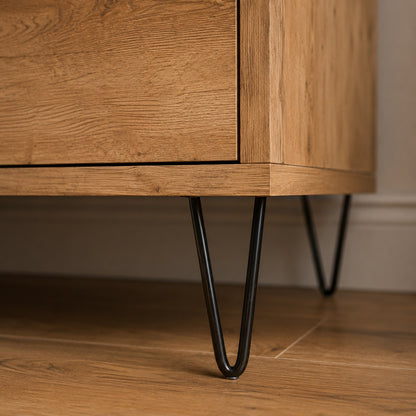 Détail des pieds métal d’un meuble TV en bois avec rangement au style industriel contemporain.