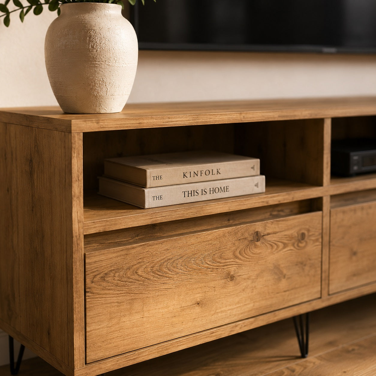 Meuble TV en bois avec rangement et niches ouvertes, idéal pour organiser vos appareils multimédias.
