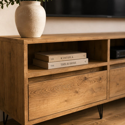 Meuble TV en bois avec rangement et niches ouvertes, idéal pour organiser vos appareils multimédias.
