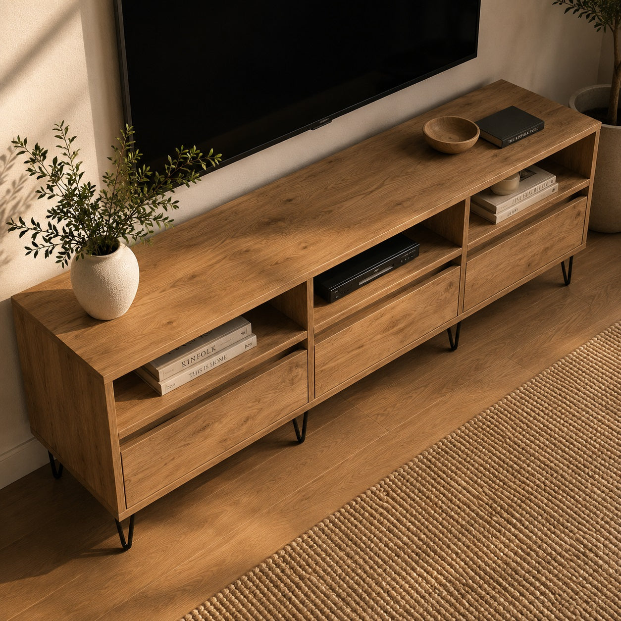 Meuble TV en bois avec rangement intégré, design chaleureux et pieds métal pour un intérieur moderne.