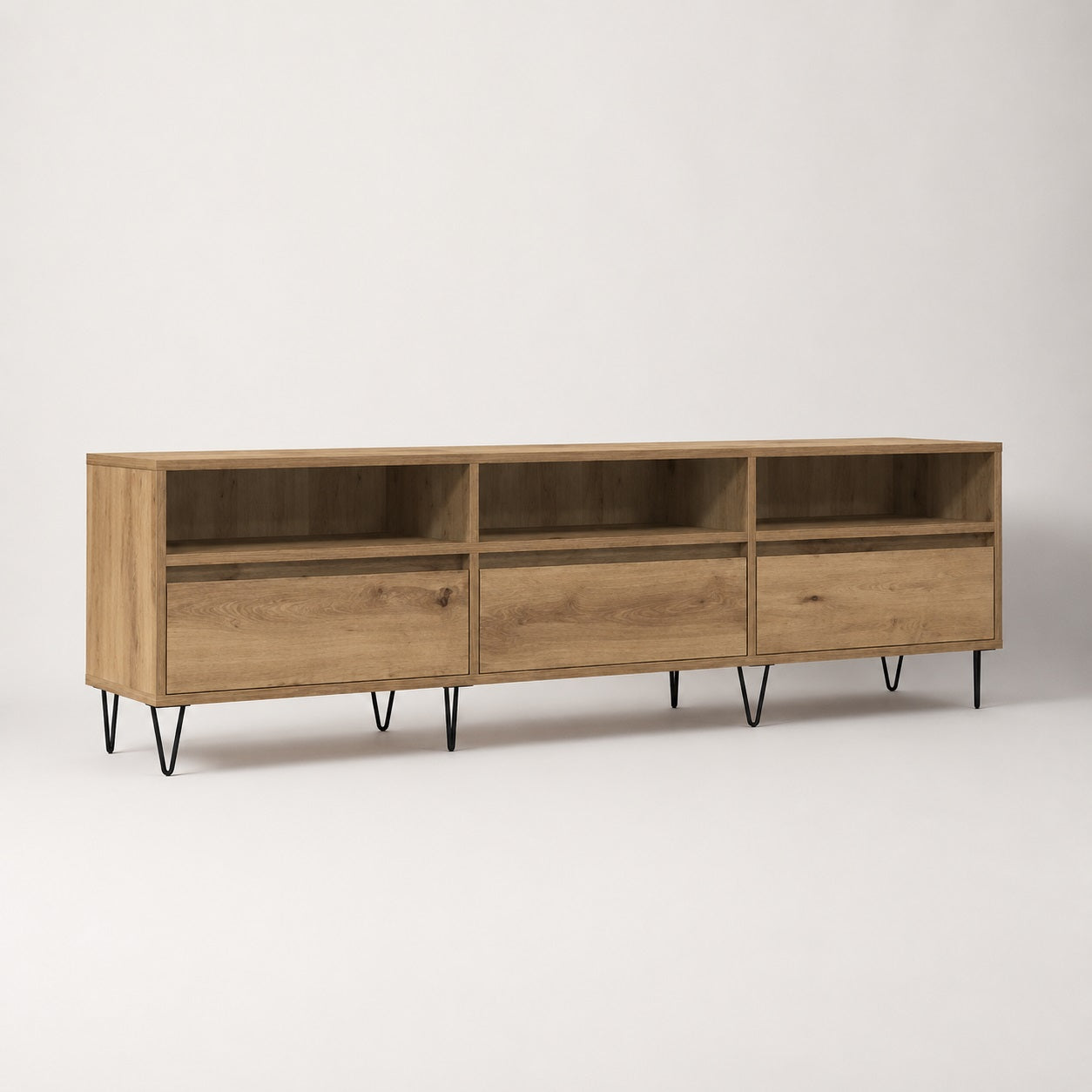 Meuble TV en bois avec rangement, finition chêne artisanal et portes abattantes pour un salon élégant.