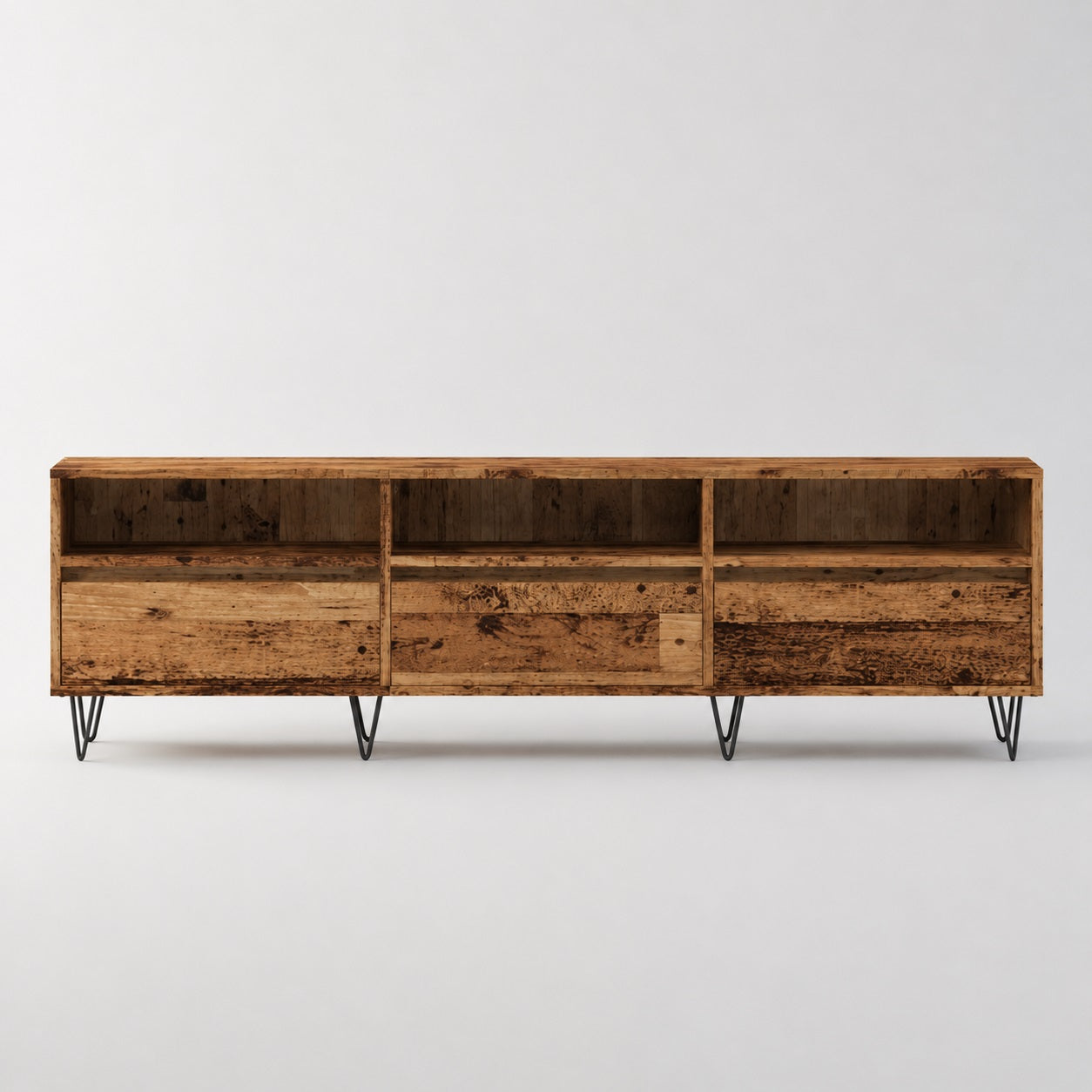 Meuble TV en bois avec rangement effet vieux bois, trois compartiments et design industriel sur pieds métal.