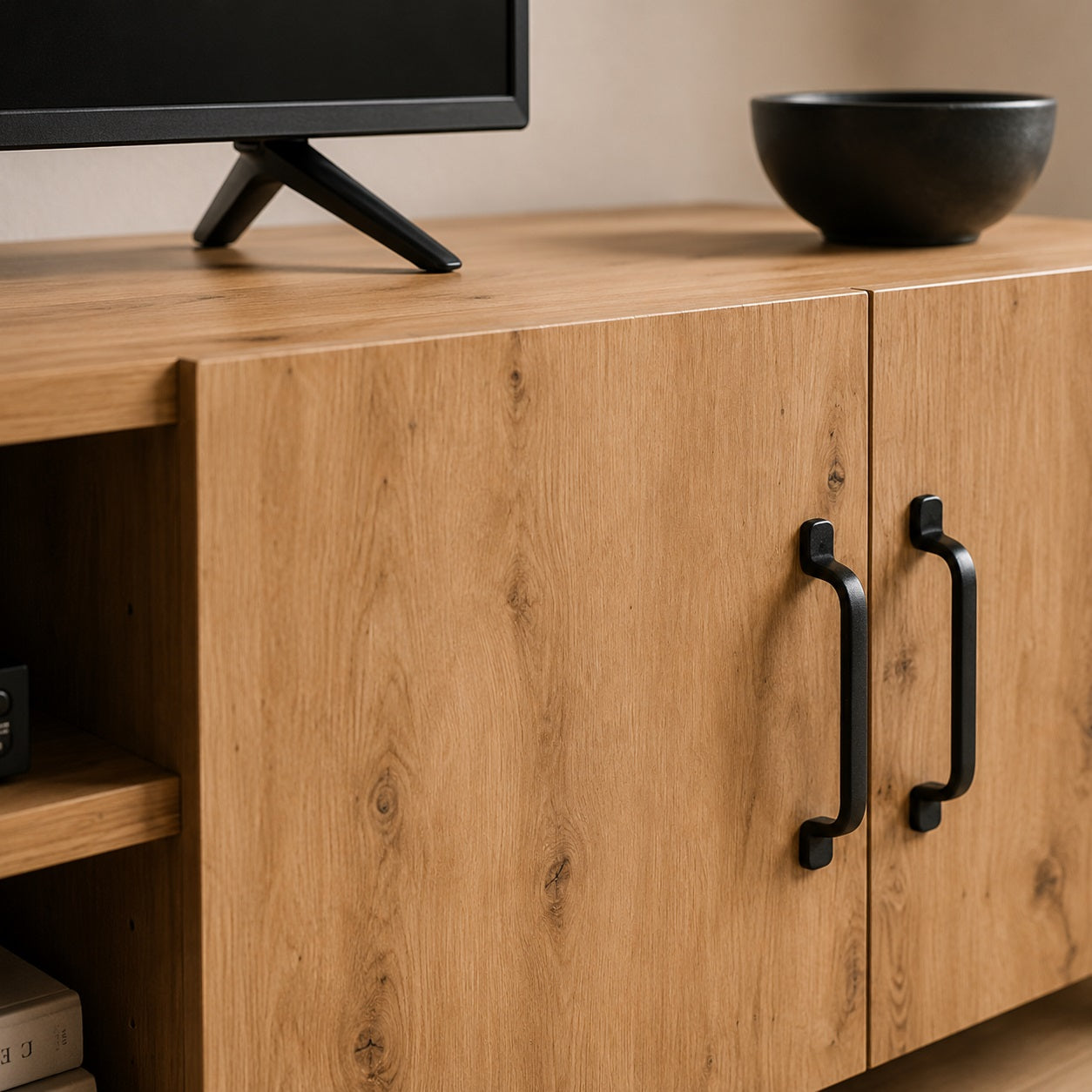 Gros plan sur meuble TV en bois avec rangements et étagères ouvertes pour appareils multimédias.