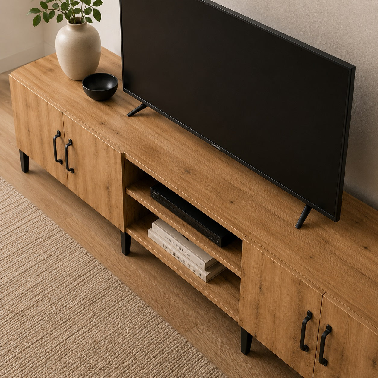 Vue plongeante d’un meuble TV en bois avec rangements, idéal pour organiser le salon.