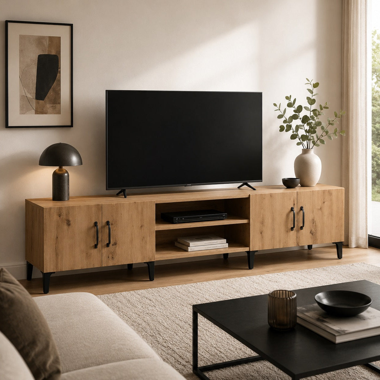 Meuble TV en bois avec rangements dans un salon contemporain, finition chêne et détails noirs.