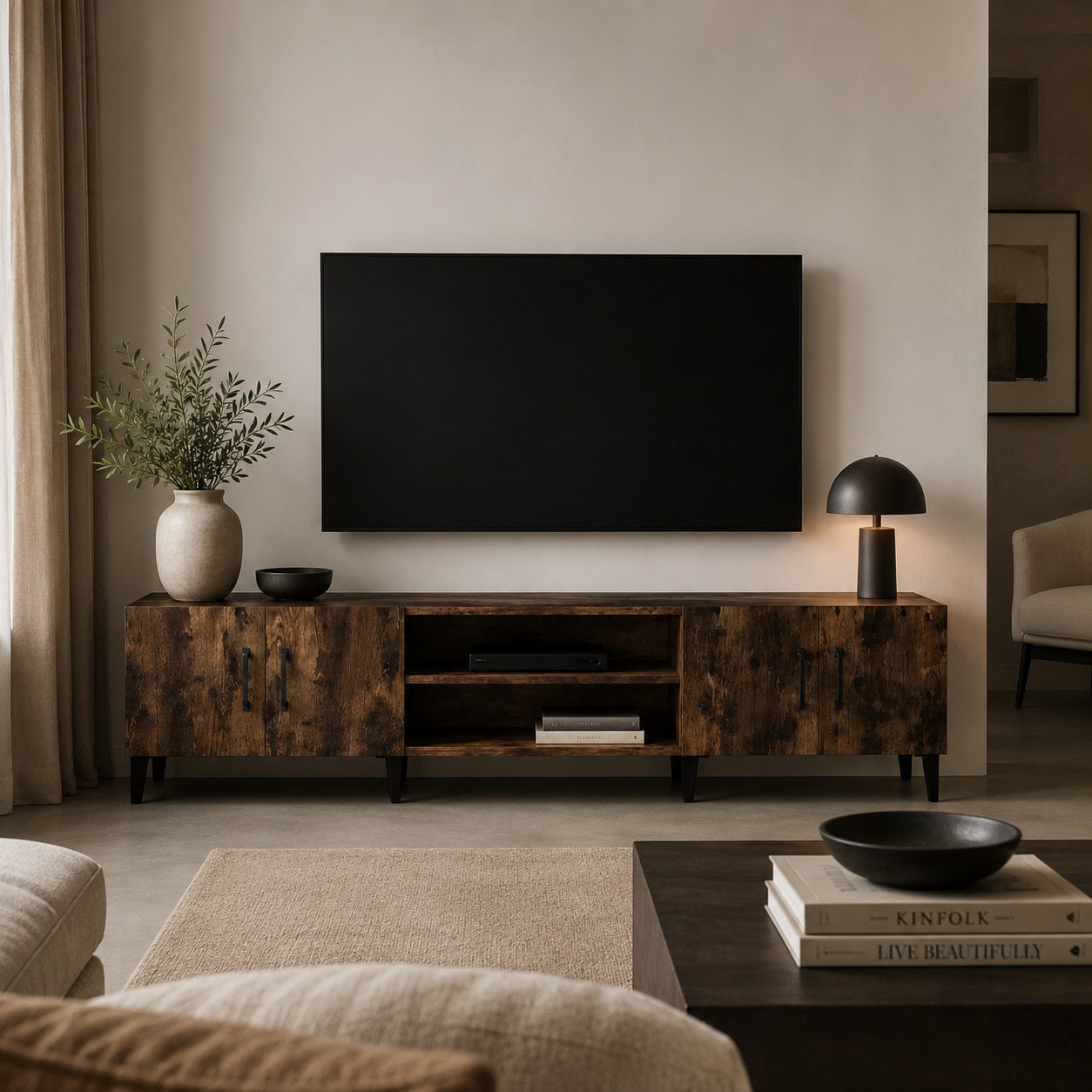 Meuble TV en bois avec rangements chêne fumé dans un salon moderne et raffiné.