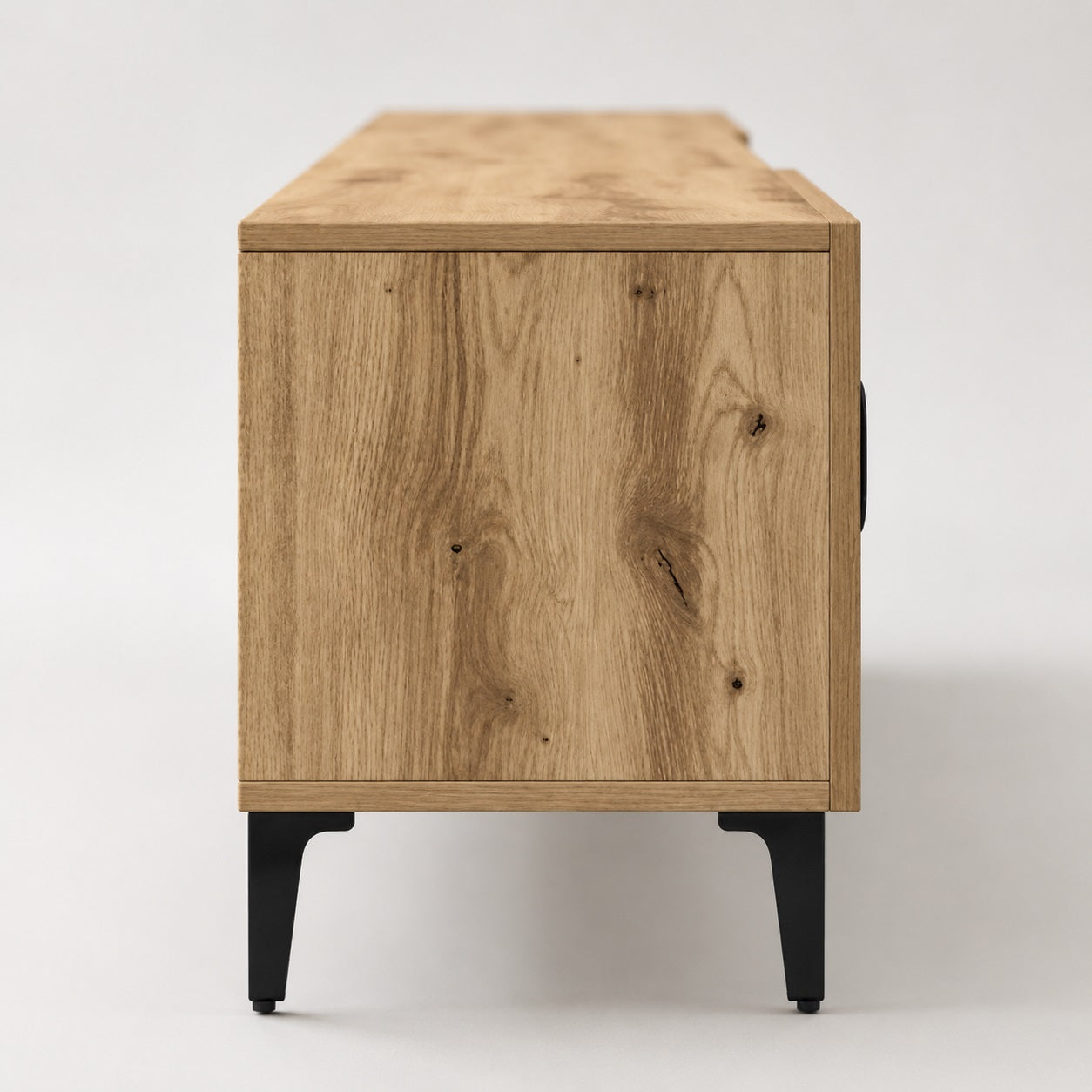 Vue latérale d’un meuble TV en bois avec rangements, design robuste et pieds noirs modernes.