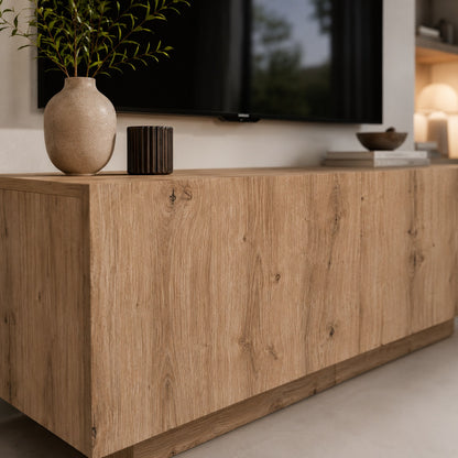 Détail du meuble TV en bois finition chêne artisanal, meuble TV avec rangement discret.