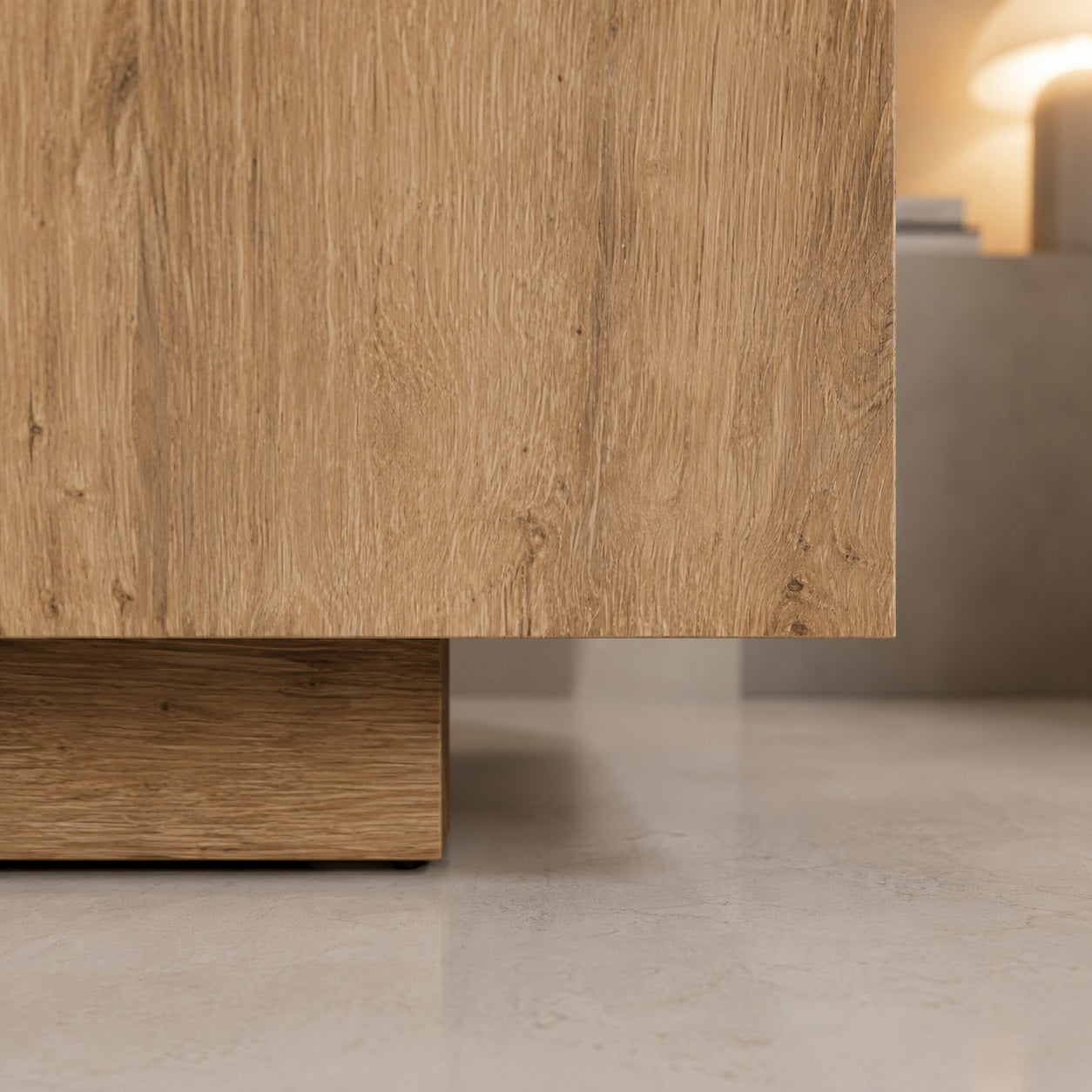 Gros plan sur meuble TV en bois moderne, meuble TV avec rangement et finition naturelle.