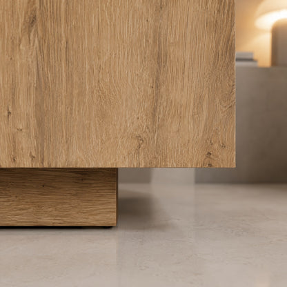 Gros plan sur meuble TV en bois moderne, meuble TV avec rangement et finition naturelle.