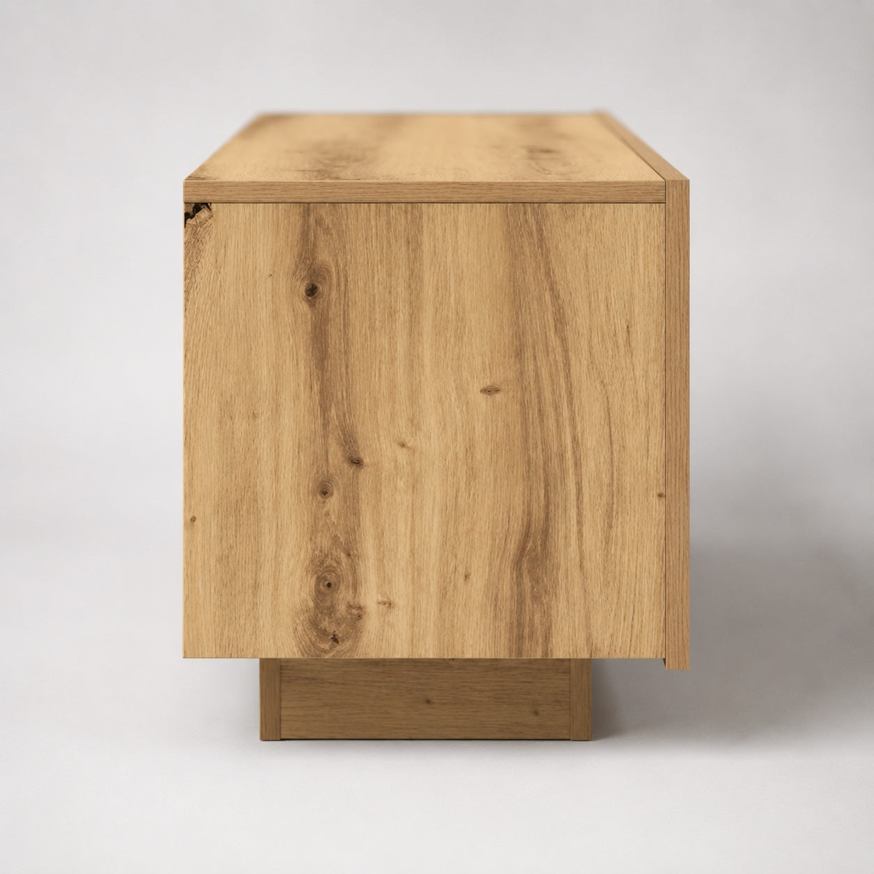 Profil du meuble TV en bois chêne artisanal, meuble TV avec rangement au design épuré.