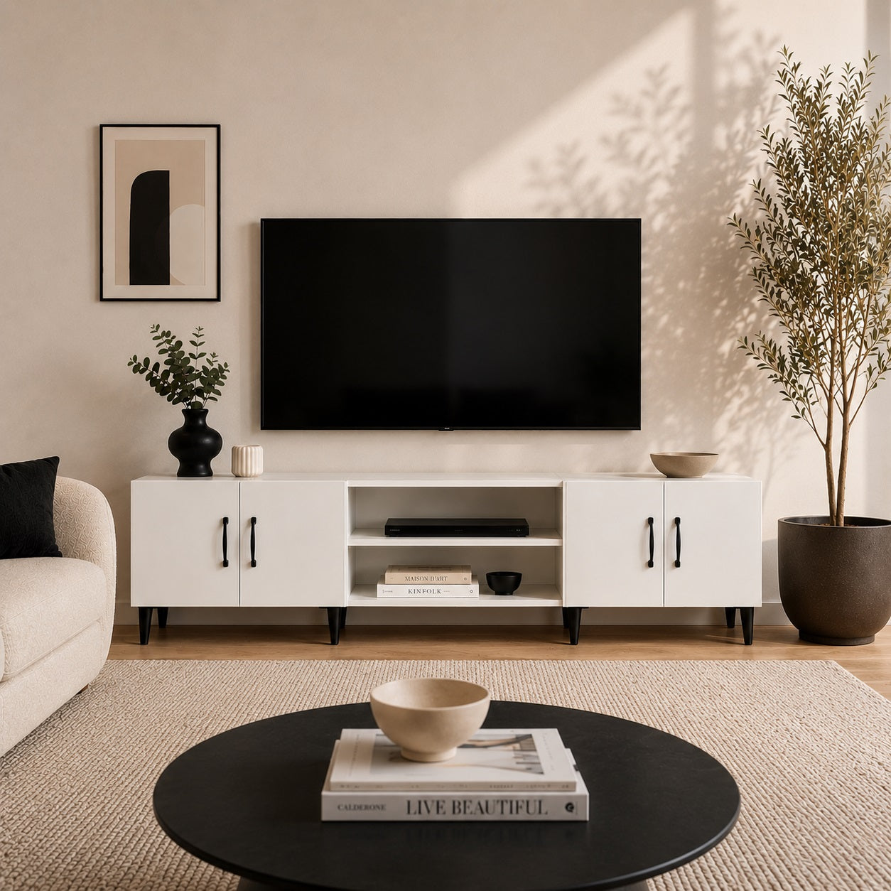 Meuble TV moderne blanc avec rangements spacieux sous téléviseur dans un intérieur contemporain
