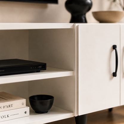 Détail de meuble TV moderne avec rangements, étagères ouvertes et finition blanche élégante