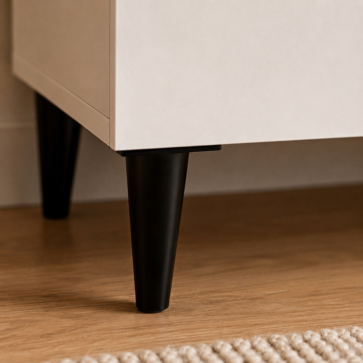 Pied noir de meuble TV moderne avec rangements, design robuste et style contemporain