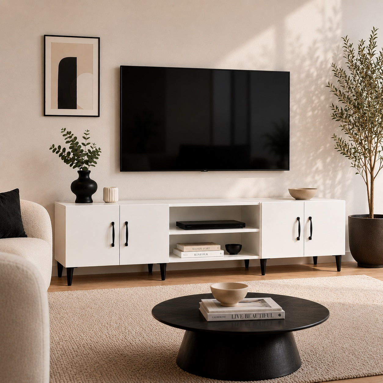 Meuble TV moderne avec rangements blanc dans un salon design aux lignes épurées et élégantes
