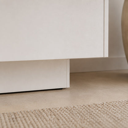 Finition soignée d’un meuble TV moderne avec rangement et base contemporaine blanche