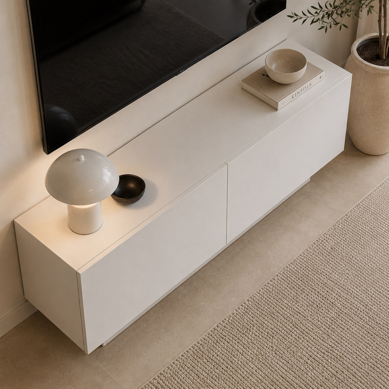 Vue plongeante d’un meuble TV moderne avec rangement spacieux et design minimaliste