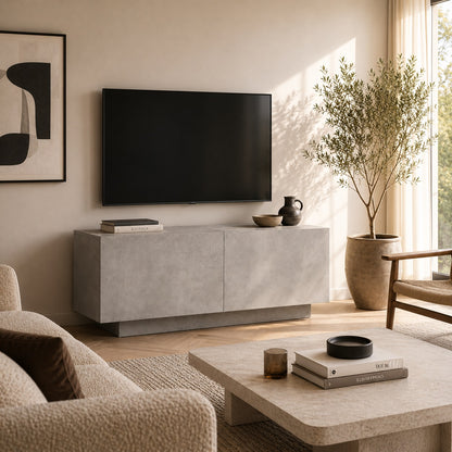 Meuble TV moderne avec rangement gris effet béton dans un salon élégant et lumineux