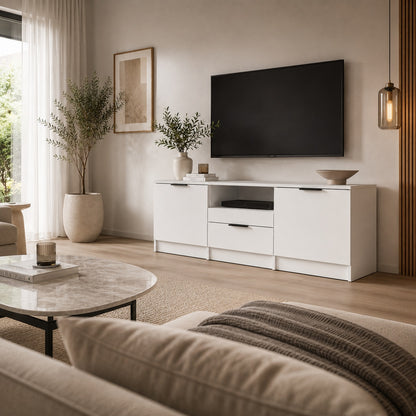 Meuble TV blanc avec rangement au style épuré, intégré dans un salon lumineux et contemporain