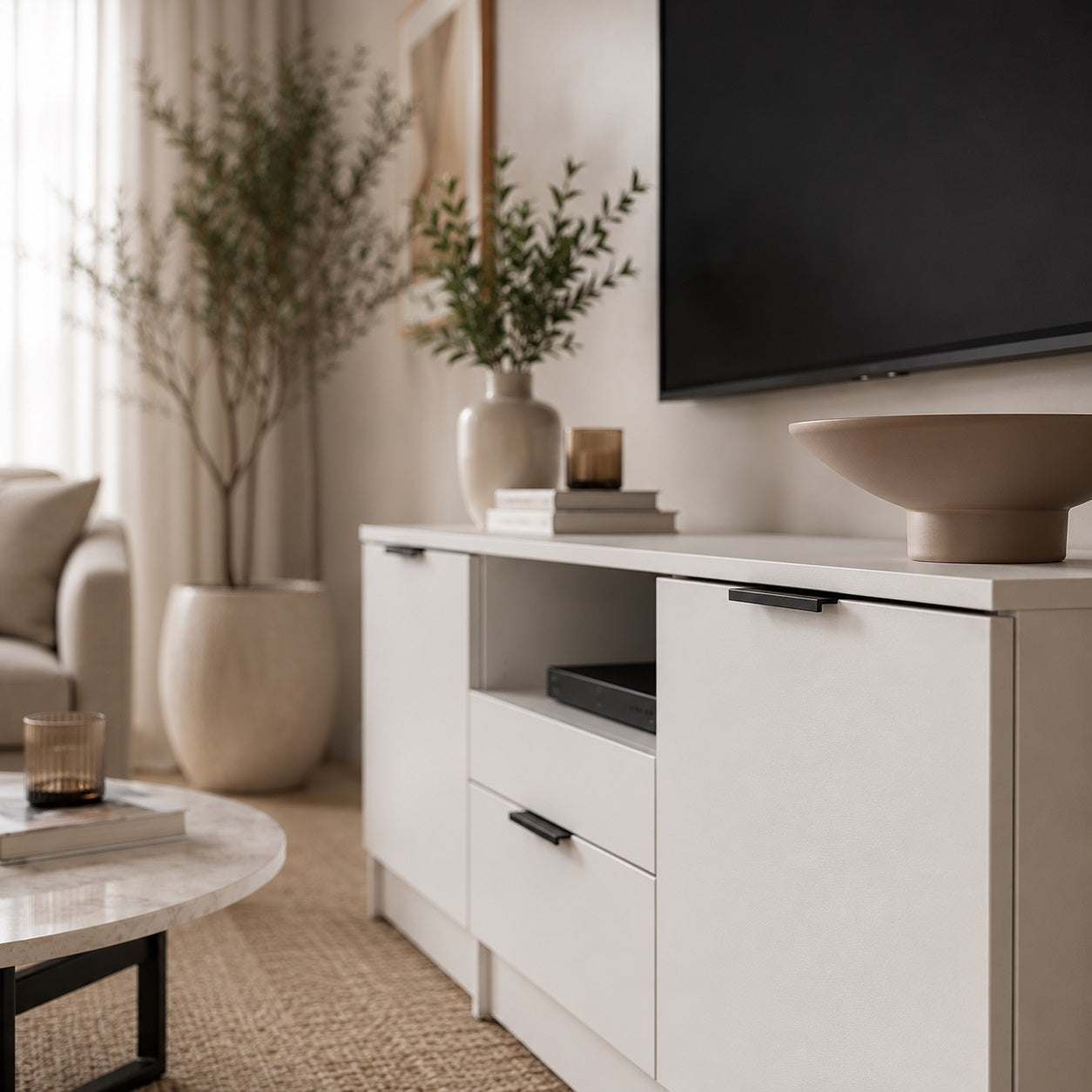 Gros plan sur meuble TV blanc avec rangement, finition élégante et poignées noires modernes