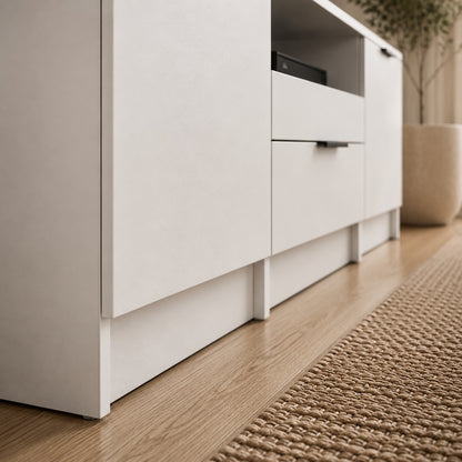 Détail d’un meuble TV blanc avec rangement, espaces fermés et tiroir central fonctionnel