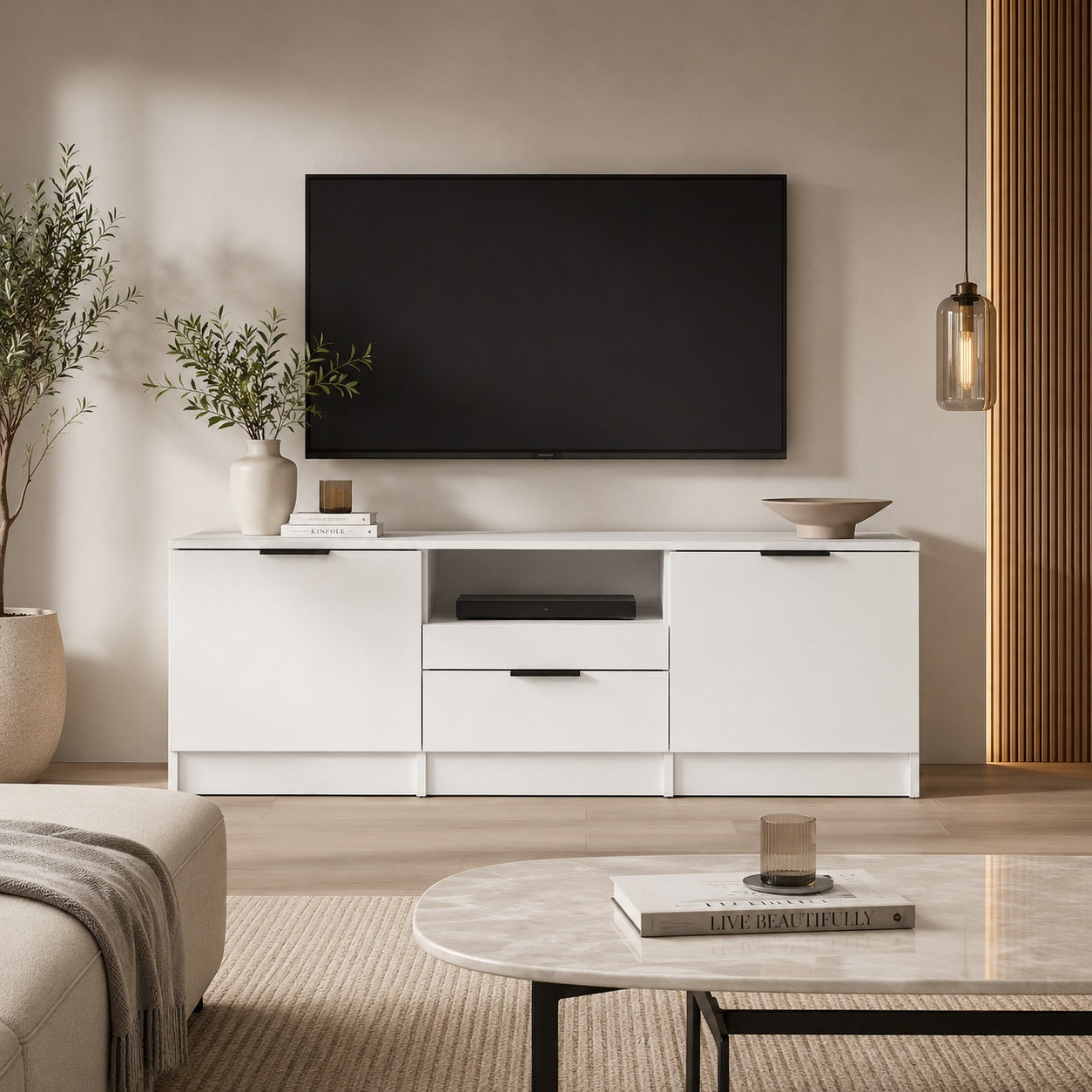 Meuble TV blanc avec rangement dans un salon moderne, idéal pour organiser appareils et accessoires
